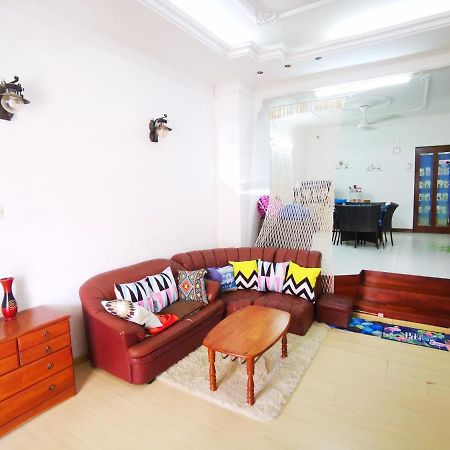 Lpm Room Tanjung Bungah  Exteriör bild
